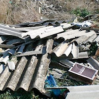 Amianto abbandonato sugli scogli